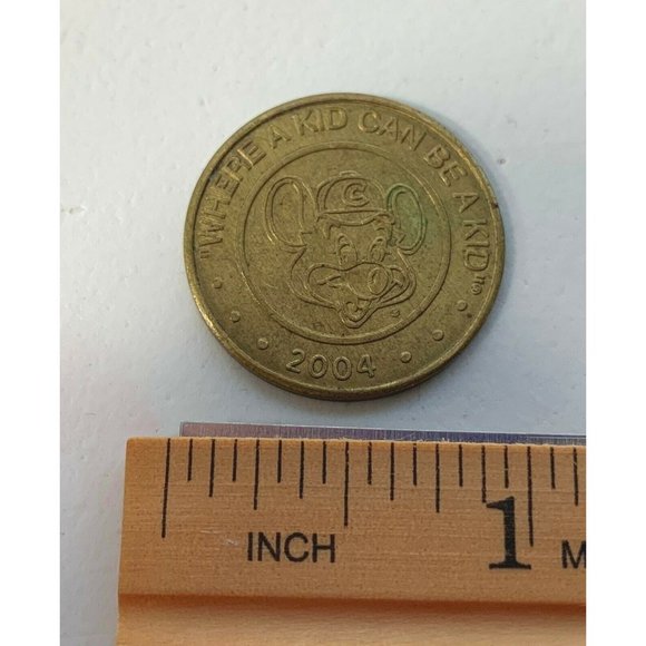 Chuck E Cheese 2004 Game Token with Letter "C" on Hat Pizza Parlor 1" Across - Picture 3 of 6